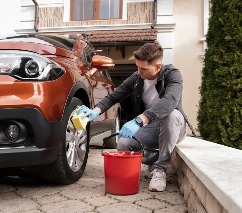 Lavage auto à domicile Pompaire : professionnel intervenant sur un véhicule